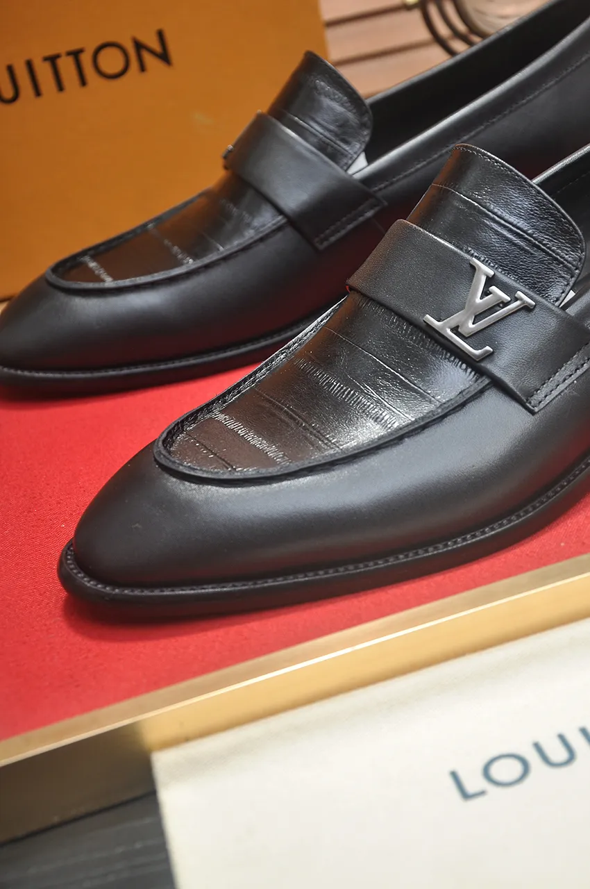 Men's men's shoes 💰540💶 [LV] (original single cowhide lining) 🍀LV's latest genuine leather business suit shoes are launched simultaneously on the official website. The first-layer cowhide imported from Italy is made of heavy gold, 💥official website 1:1 rubber outsole. Versatile to wear, high-end without losing class, and the color combination is extraordinary. This four-season style is alluring when worn on your feet, showing off your big-name flair. Standard code 38-45 (45 customized)